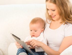 mom-and-baby-with-tablet